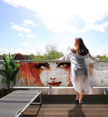 Balkonbanner bemalte Betonwand mit Frau Graffiti