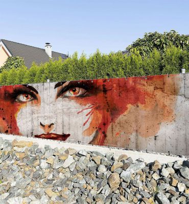Zaunbanner bemalte Betonwand mit Frau Graffiti Hauptbild mit Beispiel